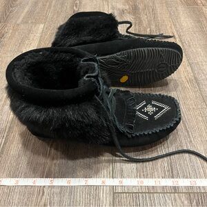 Manitobah Ankle Mukluk black fur L7